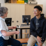 Monique Balloy, cheffe d'établissement, et Charles-Antoine, jeune de la 3e prépa-métiers du lycée professionnel Sainte-Thérèse à Paris 