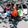 groupe d'enfants assis dans la cour de récréation