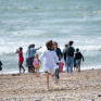 Enfant sur la plage en sortie à la mer