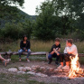 jeunes autour d'un feu de camp