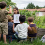 jeunes enfants dans un potager