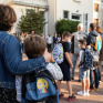 Parent et enfant de dos dans la cour d'une école