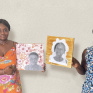 Des mamans de la Maison des familles de Cayenne avec les oeuvres réalisées pendant l'atelier avec une artiste plasticienne