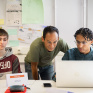 Dispositif Boost insertion Vernon - Pascal, formateur, discute avec les jeunes  