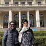 Erick et Coco devant le palais Wilson où se réunit le comité des droits de l'enfant à Genève