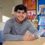 Campus Saint-Antoine - Kaua,  a été formé à la Médiation. Il est un jeune médiateur. Il pose ici dans la salle de médiation.