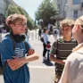 Jeunes discutant dans la rue
