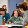 Ecole Pier Giorgio Frassati (site de Saint-Cyr) - Chloé Bouillard, enseignante et Florine Sire, service civique, travaillent avec Meryl 