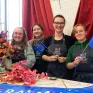 Jeunes filles en formation de  Fleuristerie tenant des drapeaux européens