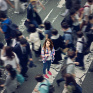Une jeune femme perdue dans la foule