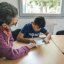 Eddy pendant l'aide au devoir à la maison d'enfants à caractère social (MECS) Saint-François d'Assise à Strasbourg avec une bénévole, Michèle