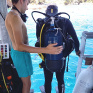 Un éducateur accompagne un jeune au moment de plonger