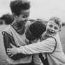 Nous soutenir : trois enfants retrouvant le sourire lors d'un évènement sportif 