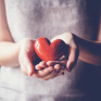 Donner autrement : mains présentant un objet en forme de cœur