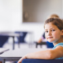 Jeune enfant à l'école