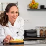 Nina Métayer dans son laboratoire de pâtisserie devant une de ses créations