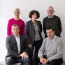 5 personnes, 2 assises, 3 debout derrière. 