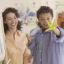 Institutrice avec un enfant en atelier de peinture