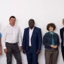 5 personnes debout les unes à côté des autres